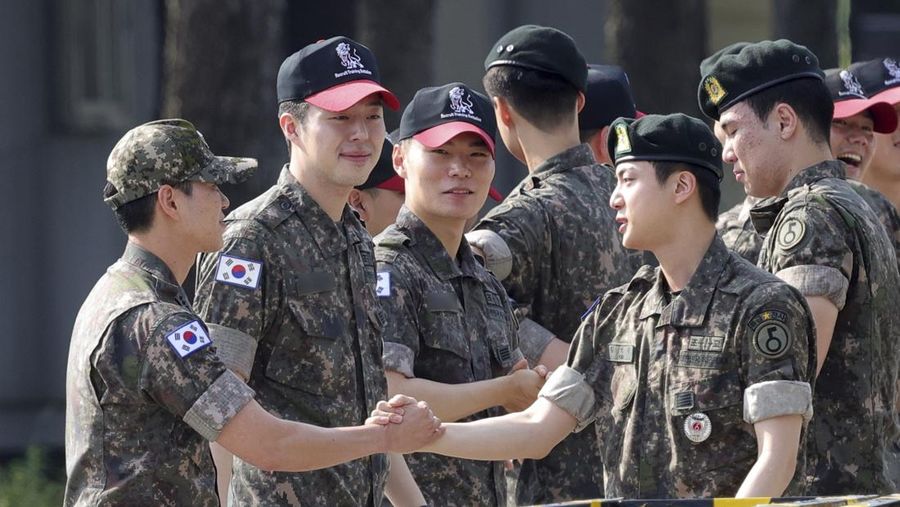 Boy band K-pop anggota BTS Jin berpose untuk foto setelah keluar dari militer di Yeoncheon, Korea Selatan, 12 Juni 2024. (Yonhap via REUTERS)
