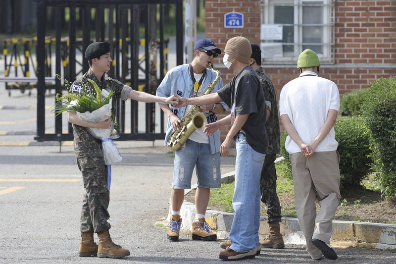 Boy band K-pop anggota BTS Jin berpose untuk foto setelah keluar dari militer di Yeoncheon, Korea Selatan, 12 Juni 2024. Boy band K-pop anggota BTS Jin berpose untuk foto setelah keluar dari militer di Yeoncheon, Korea Selatan, 12 Juni 2024. (Yonhap via REUTERS)