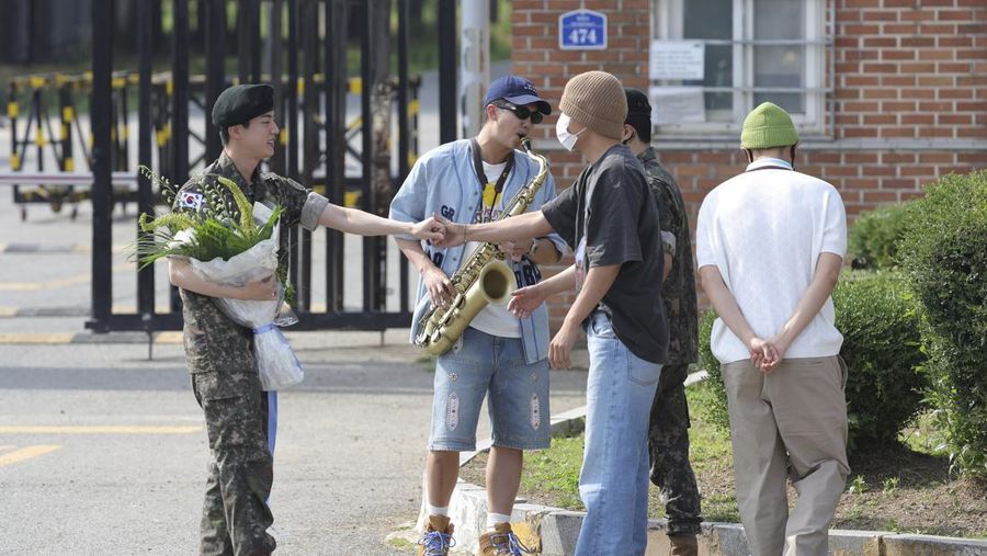 Boy band K-pop anggota BTS Jin berpose untuk foto setelah keluar dari militer di Yeoncheon, Korea Selatan, 12 Juni 2024. (Yonhap via REUTERS)
