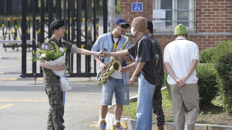 Boy band K-pop anggota BTS Jin berpose untuk foto setelah keluar dari militer di Yeoncheon, Korea Selatan, 12 Juni 2024. (Yonhap via REUTERS)