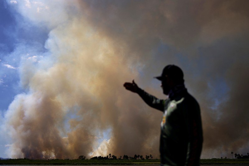 Pemandangan drone menunjukkan asap mengepul dari kebakaran di Pantanal, lahan basah terbesar di dunia, di Corumba, negara bagian Mato Grosso do Sul, Brasil, 10 Juni 2024. (REUTERS/Ueslei Marcelino)