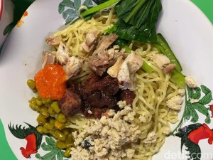 Bakmi Piring: Bakmi Topping Ayam Charsiu yang Viral di Pujasera Blok M
