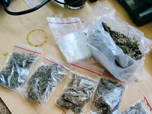 2 Pemotor Tidak Pakai Helm Kena Tilang, Ternyata Bawa Ganja