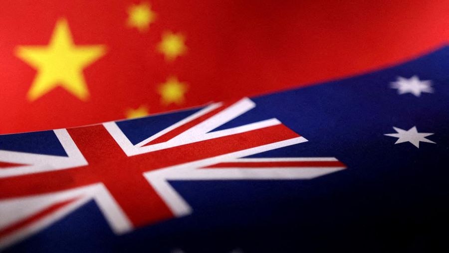 Bendera China dan Australia (REUTERS/Dado Ruvic/Illustration/File Photo/File Photo)