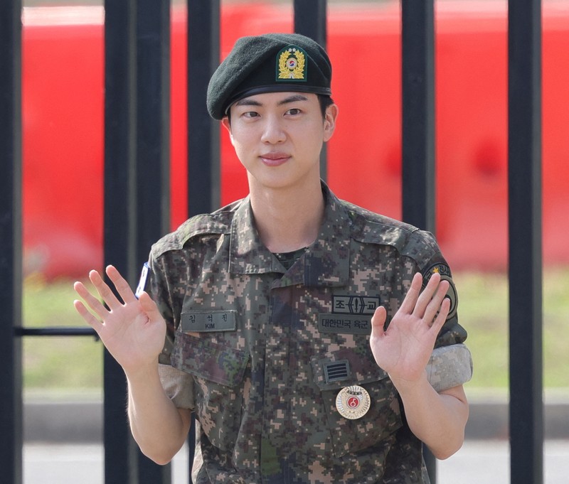 Boy band K-pop anggota BTS Jin berpose untuk foto setelah keluar dari militer di Yeoncheon, Korea Selatan, 12 Juni 2024. Boy band K-pop anggota BTS Jin berpose untuk foto setelah keluar dari militer di Yeoncheon, Korea Selatan, 12 Juni 2024. (Yonhap via REUTERS)