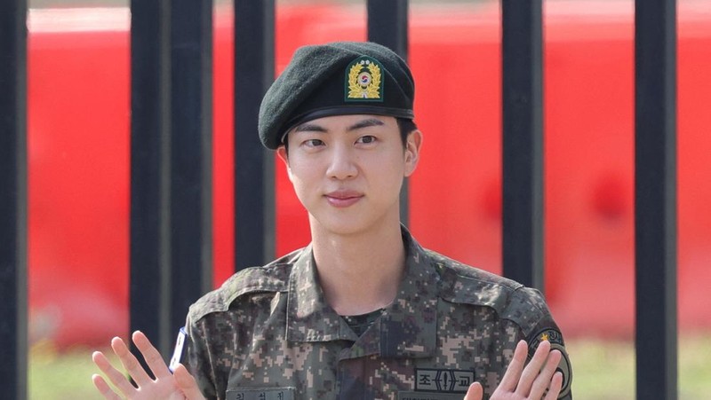 Boy band K-pop anggota BTS Jin berpose untuk foto setelah keluar dari militer di Yeoncheon, Korea Selatan, 12 Juni 2024. (Yonhap via REUTERS)