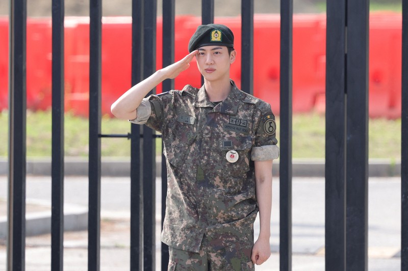 Boy band K-pop anggota BTS Jin berpose untuk foto setelah keluar dari militer di Yeoncheon, Korea Selatan, 12 Juni 2024. Boy band K-pop anggota BTS Jin berpose untuk foto setelah keluar dari militer di Yeoncheon, Korea Selatan, 12 Juni 2024. (Yonhap via REUTERS)