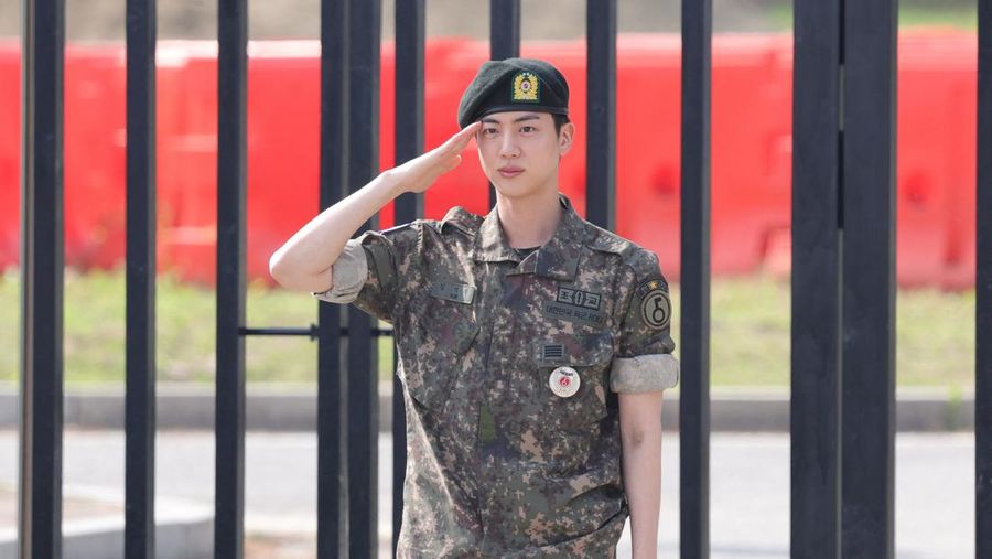 Boy band K-pop anggota BTS Jin berpose untuk foto setelah keluar dari militer di Yeoncheon, Korea Selatan, 12 Juni 2024. (Yonhap via REUTERS)