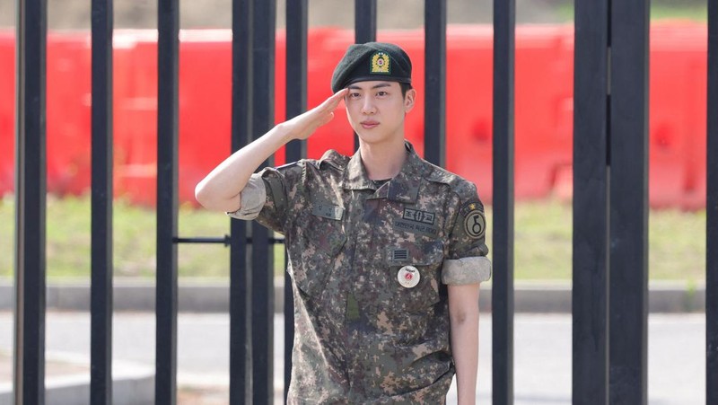Boy band K-pop anggota BTS Jin berpose untuk foto setelah keluar dari militer di Yeoncheon, Korea Selatan, 12 Juni 2024. (Yonhap via REUTERS)