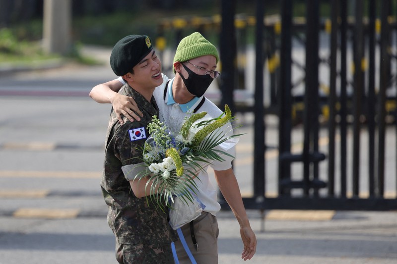 Boy band K-pop anggota BTS Jin berpose untuk foto setelah keluar dari militer di Yeoncheon, Korea Selatan, 12 Juni 2024. Boy band K-pop anggota BTS Jin berpose untuk foto setelah keluar dari militer di Yeoncheon, Korea Selatan, 12 Juni 2024. (Yonhap via REUTERS)