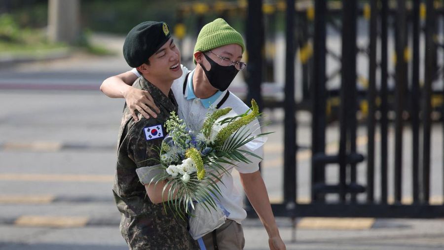 Boy band K-pop anggota BTS Jin berpose untuk foto setelah keluar dari militer di Yeoncheon, Korea Selatan, 12 Juni 2024. (Yonhap via REUTERS)