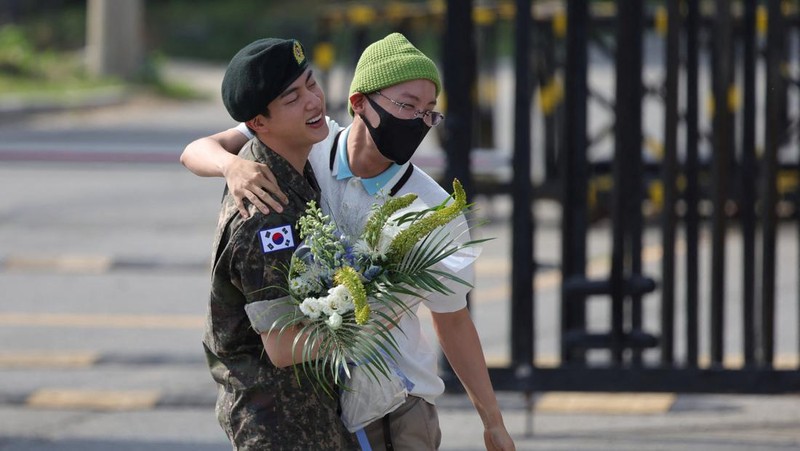 Boy band K-pop anggota BTS Jin berpose untuk foto setelah keluar dari militer di Yeoncheon, Korea Selatan, 12 Juni 2024. (Yonhap via REUTERS)