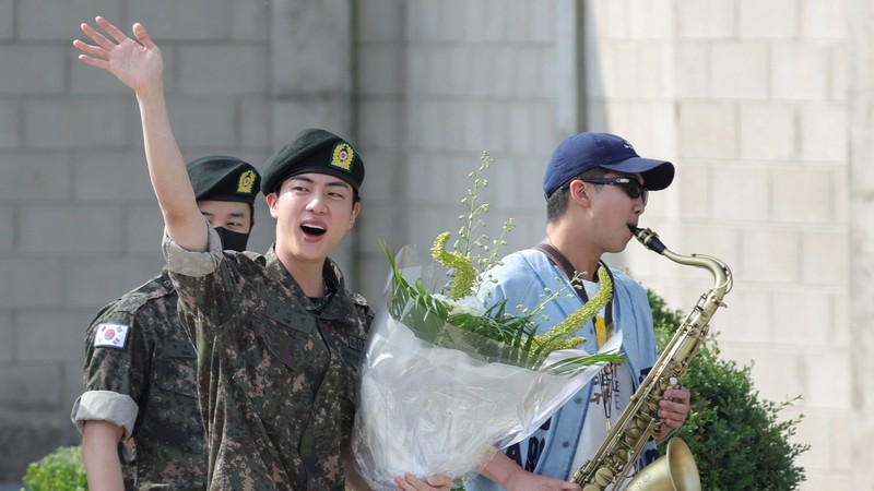 Boy band K-pop anggota BTS Jin berpose untuk foto setelah keluar dari militer di Yeoncheon, Korea Selatan, 12 Juni 2024. Boy band K-pop anggota BTS Jin berpose untuk foto setelah keluar dari militer di Yeoncheon, Korea Selatan, 12 Juni 2024. (Yonhap via REUTERS)