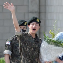 Wamil Selesai! Potret Personel BTS Jin Disambut Peluk Member BTS