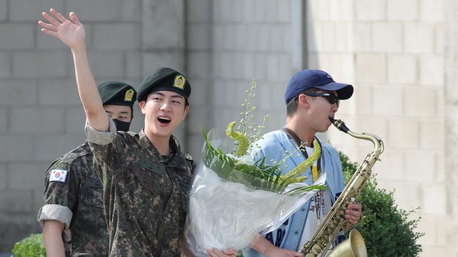 Boy band K-pop anggota BTS Jin berpose untuk foto setelah keluar dari militer di Yeoncheon, Korea Selatan, 12 Juni 2024. (Yonhap via REUTERS)