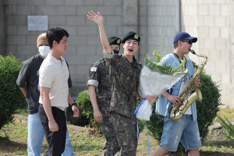 Boy band K-pop anggota BTS Jin berpose untuk foto setelah keluar dari militer di Yeoncheon, Korea Selatan, 12 Juni 2024. Boy band K-pop anggota BTS Jin berpose untuk foto setelah keluar dari militer di Yeoncheon, Korea Selatan, 12 Juni 2024. (Yonhap via REUTERS)