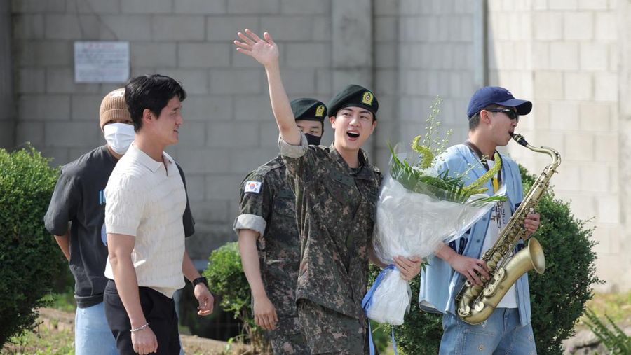 Boy band K-pop anggota BTS Jin berpose untuk foto setelah keluar dari militer di Yeoncheon, Korea Selatan, 12 Juni 2024. (Yonhap via REUTERS)