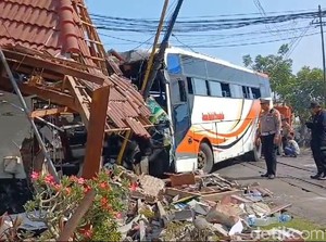 Brakkk! Bus Jawa Indah Transindo Tabrak Pemotor dan Pos JPL di Pasuruan