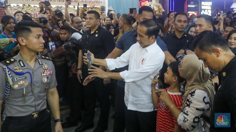 Pengunjung  memadati Jakarta Fair Kemayoran (JFK) di JIExpo Kemayoran, Jakarta, Rabu (12/6/2024). Jakarta Fair Kemayoran yang berlangung mulai 12 Juni hingga 14 Juli mendatang dengan resmi dibuka. (CNBC Indonesia/Faisal Rahman)