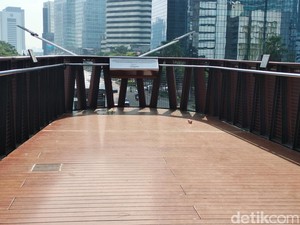 Sempat Bolong, Lantai JPO Pinisi Sudirman Sudah Diperbaiki