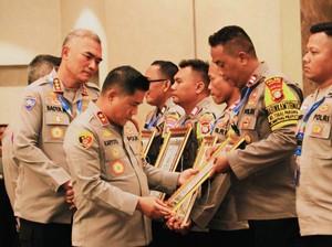 Kapolda Metro Beri Penghargaan ke Anggota Polsek Mampang Bentuk Kampung Magot