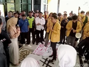 Mahasiswa Unsoed Demo Rektorat Tuntut Transparansi Rancangan UKT