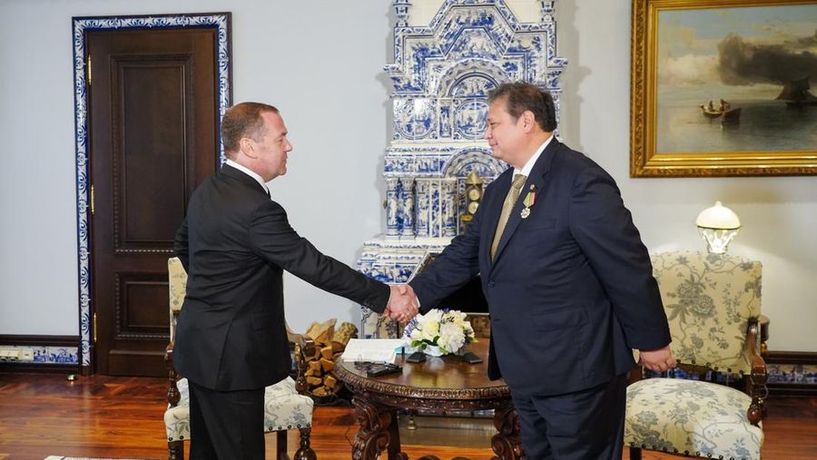 Menko Airlangga Bertemu Dmitry Medvedev, Mantan Presiden dan Perdana Menteri Rusia, Sepakat untuk Perkuat Hubungan Bilateral. (Istimewa)