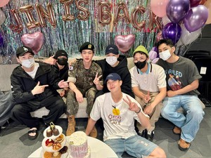 Momen Haru Member BTS Sambut Jin Bebas Wamil