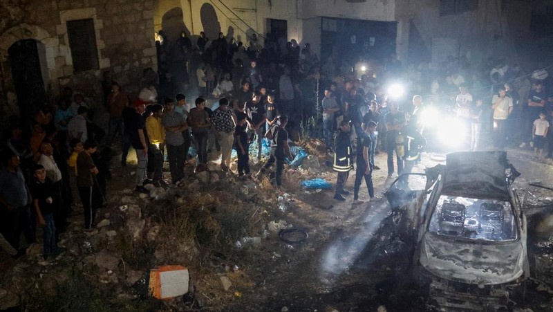 Seseorang berdiri di dekat kendaraan yang hancur, pasca serangan Israel, di Kafr Dan, dekat Jenin, di Tepi Barat yang diduduki Israel 11 Juni 2024. (REUTERS/Raneen Sawafta)
