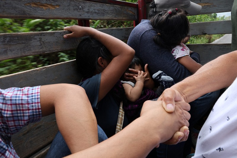 Tentara berjaga-jaga ketika orang-orang yang melarikan diri dari kekerasan geng bersenjata, yang memaksa penduduk untuk mengungsi dengan bantuan otoritas Pemerintah yang mendirikan kamp bagi para pengungsi, tiba di Yajalon, negara bagian Chiapas, Meksiko 9 Juni 2024. Tentara berjaga-jaga ketika orang-orang yang melarikan diri dari kekerasan geng bersenjata, yang memaksa penduduk untuk mengungsi dengan bantuan otoritas Pemerintah yang mendirikan kamp bagi para pengungsi, tiba di Yajalon, negara bagian Chiapas, Meksiko 9 Juni 2024. (REUTERS/Manuel Orbegozo)