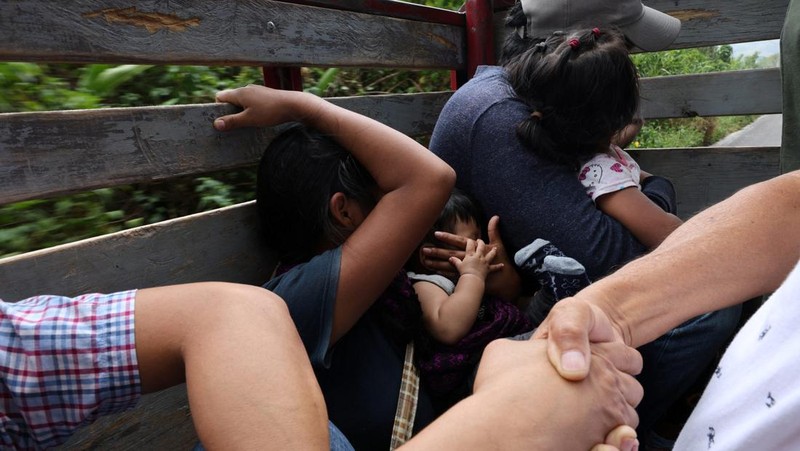 Tentara berjaga-jaga ketika orang-orang yang melarikan diri dari kekerasan geng bersenjata, yang memaksa penduduk untuk mengungsi dengan bantuan otoritas Pemerintah yang mendirikan kamp bagi para pengungsi, tiba di Yajalon, negara bagian Chiapas, Meksiko 9 Juni 2024. (REUTERS/Manuel Orbegozo)