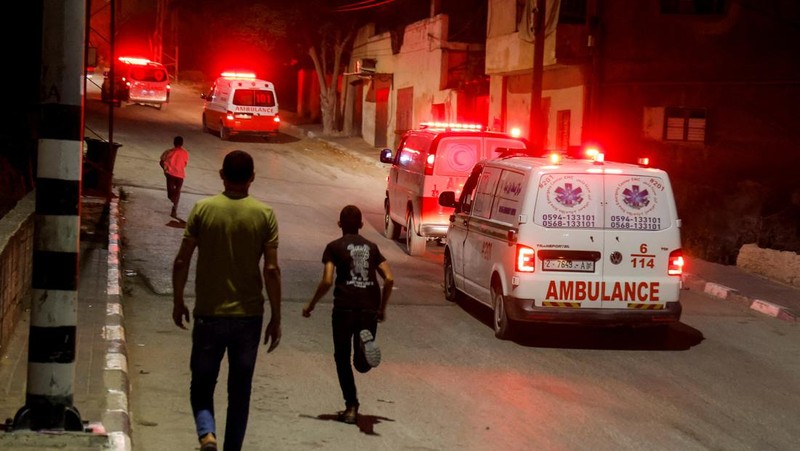 Seseorang berdiri di dekat kendaraan yang hancur, pasca serangan Israel, di Kafr Dan, dekat Jenin, di Tepi Barat yang diduduki Israel 11 Juni 2024. (REUTERS/Raneen Sawafta)