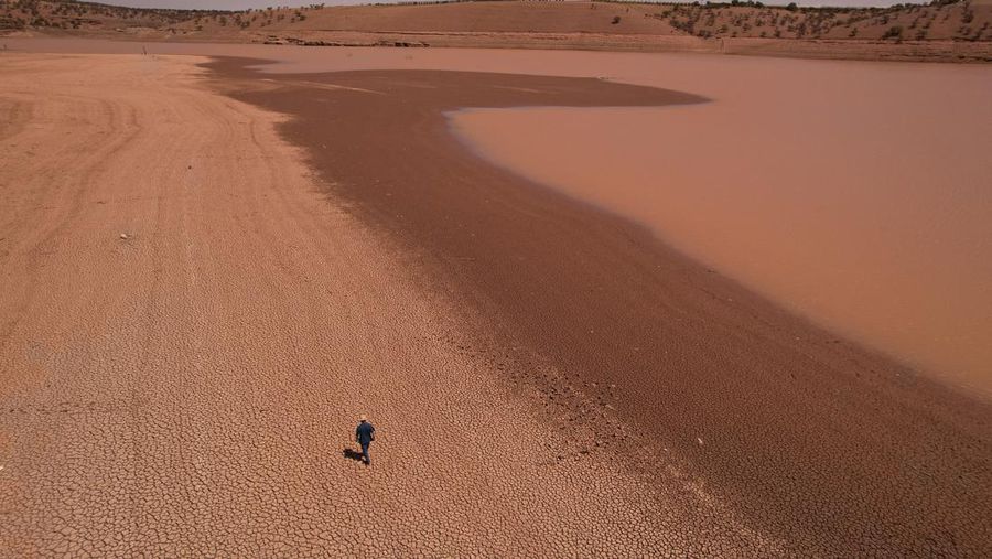 Pemandangan menunjukkan bagian dasar Bendungan Abraham Gonzalez yang kering, karena suhu tinggi telah menyebabkan kekeringan hebat, di Guerrero, negara bagian Chihuahua, Meksiko 8 Juni 2024. (REUTERS/Jose Luis Gonzalez)