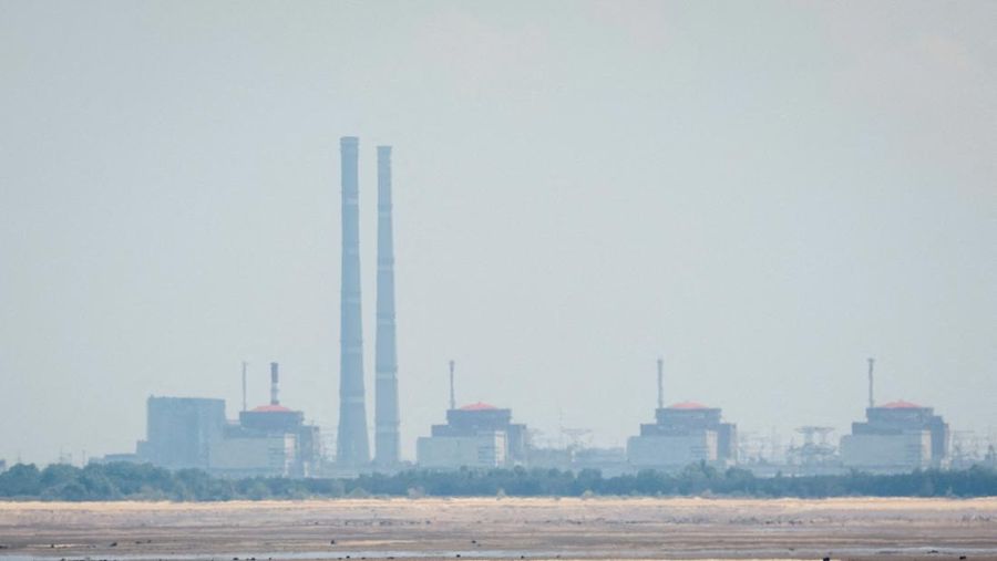 Pemandangan Pembangkit Listrik Tenaga Nuklir Zaporizhzhia dari tepi Waduk Kakhovka dekat kota Nikopol, di tengah serangan Rusia ke Ukraina. (REUTERS/Alina Smutko)