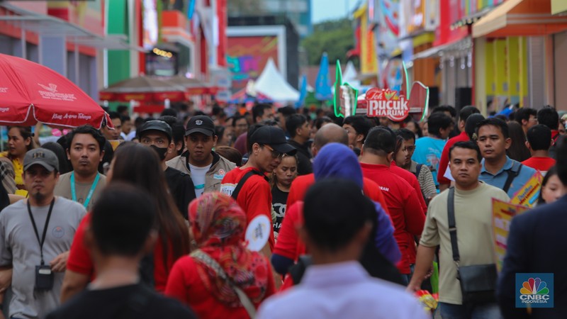 Pengunjung  memadati Jakarta Fair Kemayoran (JFK) di JIExpo Kemayoran, Jakarta, Rabu (12/6/2024). Jakarta Fair Kemayoran yang berlangung mulai 12 Juni hingga 14 Juli mendatang dengan resmi dibuka. (CNBC Indonesia/Faisal Rahman)