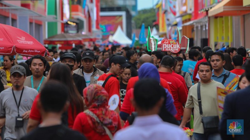 Pengunjung  memadati Jakarta Fair Kemayoran (JFK) di JIExpo Kemayoran, Jakarta, Rabu (12/6/2024). Jakarta Fair Kemayoran yang berlangung mulai 12 Juni hingga 14 Juli mendatang dengan resmi dibuka. (CNBC Indonesia/Faisal Rahman)