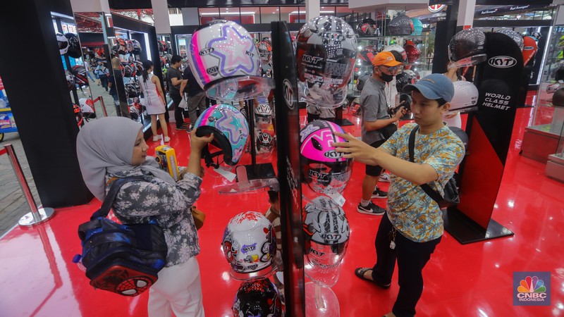 Pengunjung  memadati Jakarta Fair Kemayoran (JFK) di JIExpo Kemayoran, Jakarta, Rabu (12/6/2024). Jakarta Fair Kemayoran yang berlangung mulai 12 Juni hingga 14 Juli mendatang dengan resmi dibuka. (CNBC Indonesia/Faisal Rahman)