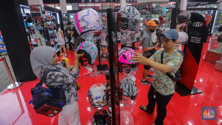 Pengunjung  memadati Jakarta Fair Kemayoran (JFK) di JIExpo Kemayoran, Jakarta, Rabu (12/6/2024). Jakarta Fair Kemayoran yang berlangung mulai 12 Juni hingga 14 Juli mendatang dengan resmi dibuka. (CNBC Indonesia/Faisal Rahman)