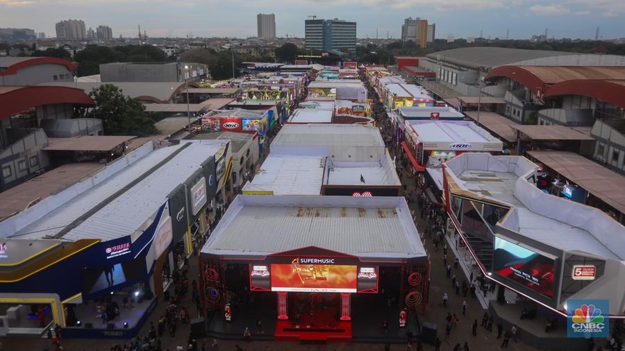 Pengunjung  memadati Jakarta Fair Kemayoran (JFK) di JIExpo Kemayoran, Jakarta, Rabu (12/6/2024). Jakarta Fair Kemayoran yang berlangung mulai 12 Juni hingga 14 Juli mendatang dengan resmi dibuka. (CNBC Indonesia/Faisal Rahman)