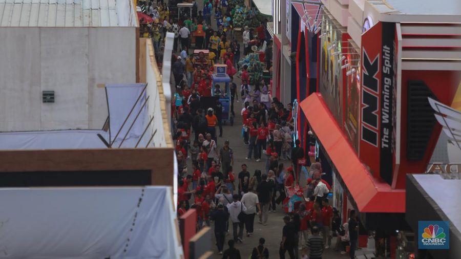 Pengunjung  memadati Jakarta Fair Kemayoran (JFK) di JIExpo Kemayoran, Jakarta, Rabu (12/6/2024). Jakarta Fair Kemayoran yang berlangung mulai 12 Juni hingga 14 Juli mendatang dengan resmi dibuka. (վ/Faisal Rahman)