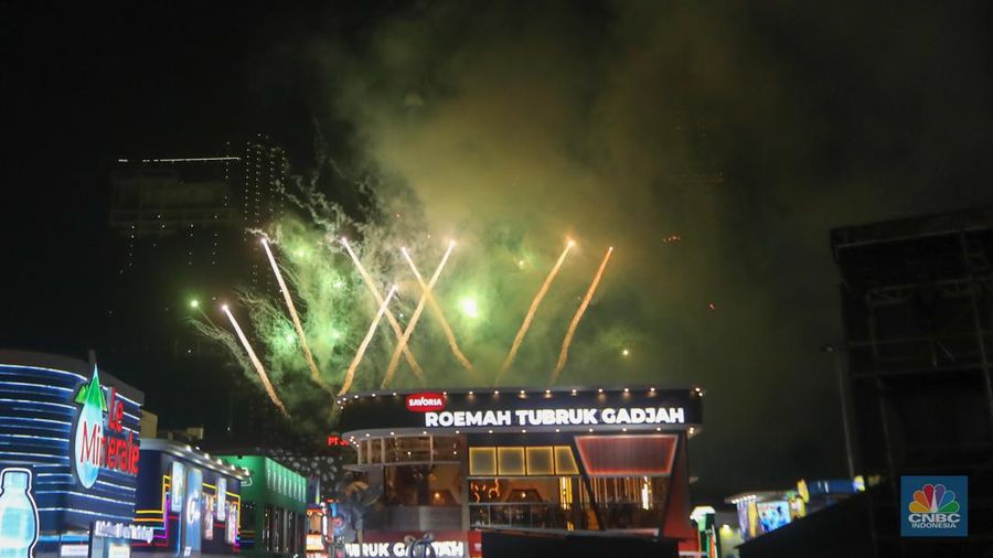 Pengunjung  memadati Jakarta Fair Kemayoran (JFK) di JIExpo Kemayoran, Jakarta, Rabu (12/6/2024). Jakarta Fair Kemayoran yang berlangung mulai 12 Juni hingga 14 Juli mendatang dengan resmi dibuka. (CNBC Indonesia/Faisal Rahman)