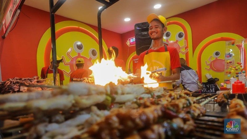 Pengunjung  memadati Jakarta Fair Kemayoran (JFK) di JIExpo Kemayoran, Jakarta, Rabu (12/6/2024). Jakarta Fair Kemayoran yang berlangung mulai 12 Juni hingga 14 Juli mendatang dengan resmi dibuka. (CNBC Indonesia/Faisal Rahman)