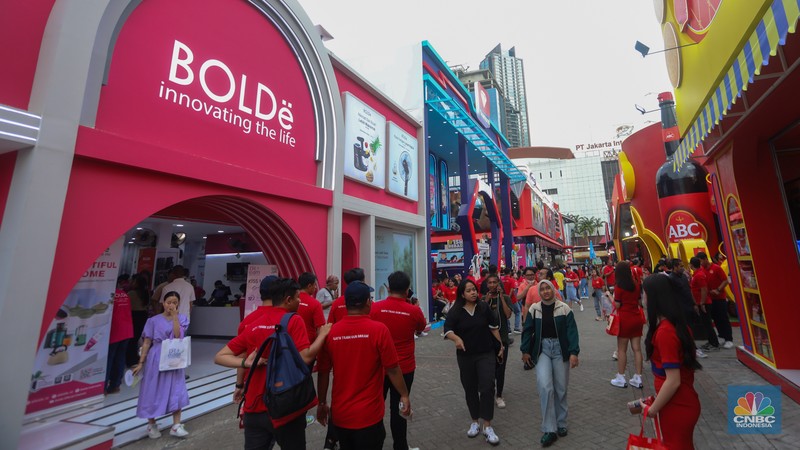 Pengunjung  memadati Jakarta Fair Kemayoran (JFK) di JIExpo Kemayoran, Jakarta, Rabu (12/6/2024). Jakarta Fair Kemayoran yang berlangung mulai 12 Juni hingga 14 Juli mendatang dengan resmi dibuka. (CNBC Indonesia/Faisal Rahman)