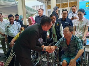 Palembang Ulang Tahun, Pemkot Bagikan 50 Kursi Roda-100 Alat Bantu Dengar