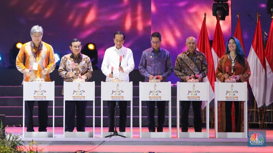 Pengunjung  memadati Jakarta Fair Kemayoran (JFK) di JIExpo Kemayoran, Jakarta, Rabu (12/6/2024). Jakarta Fair Kemayoran yang berlangung mulai 12 Juni hingga 14 Juli mendatang dengan resmi dibuka. (CNBC Indonesia/Faisal Rahman)