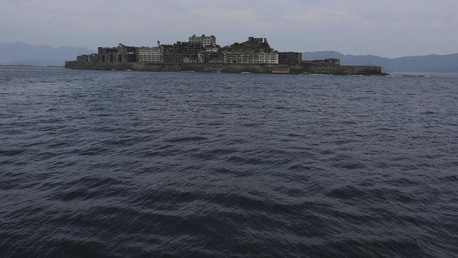 Pulau Hashima, umumnya dikenal sebagai Gunkanjima, yang berarti