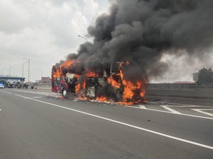 Huru-Hara Bus Sumber Kencono Dibakar Massa di Ngawi Saat Mudik Lebaran