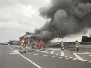 Bus Pariwisata Terbakar di Tol Arah Tanjung Priok Berawal dari Ban Pecah