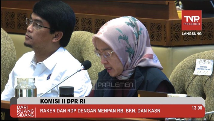 Sekretaris Kementerian Pendayagunaan Aparatur Negara dan Reformasi Birokrasi (PANRB) Rini Widyantini. (Tangkapan Layar Youtube Komisi II DPR RI Channel)