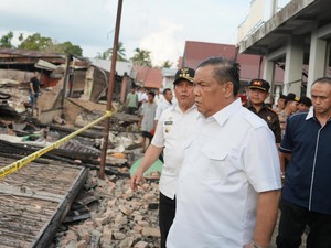 Pj Gubernur Riau Salurkan Bantuan ke Warga Terdampak Kebakaran di Rohul